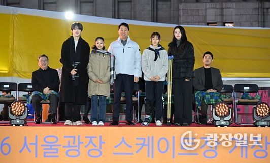 오세훈 서울시장이 지난해 12월 ‘서울광장 스케이트장 개장식’에서 서울시청 소속 심석희(오른쪽에서 두 번째)‧차준환 선수(왼쪽에서 두 번째), 빙상종목 유망주 선수들과 기념 촬영하고 있다.
