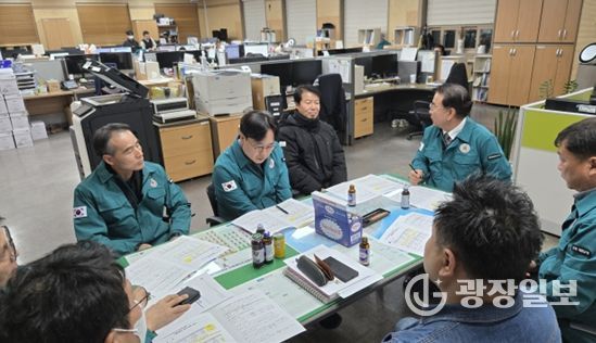 철원 ASF 발생 현장 찾은 박형철 농정국장.