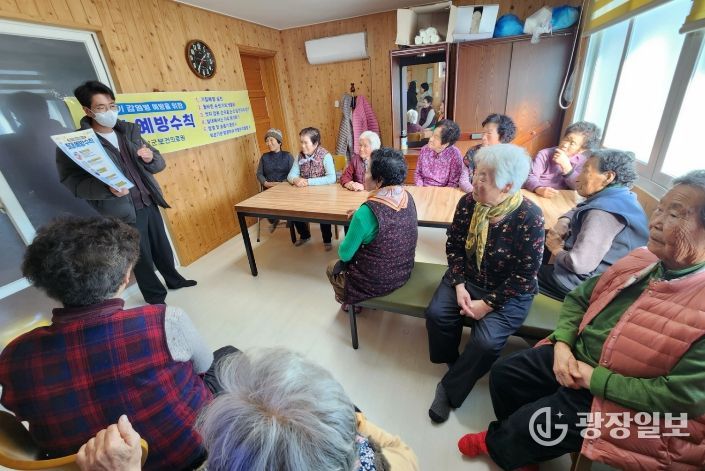 곡성군보건의료원 관계자가 마을 경로당에 방문해 감염병 예방 교육을 추진하고 있다.