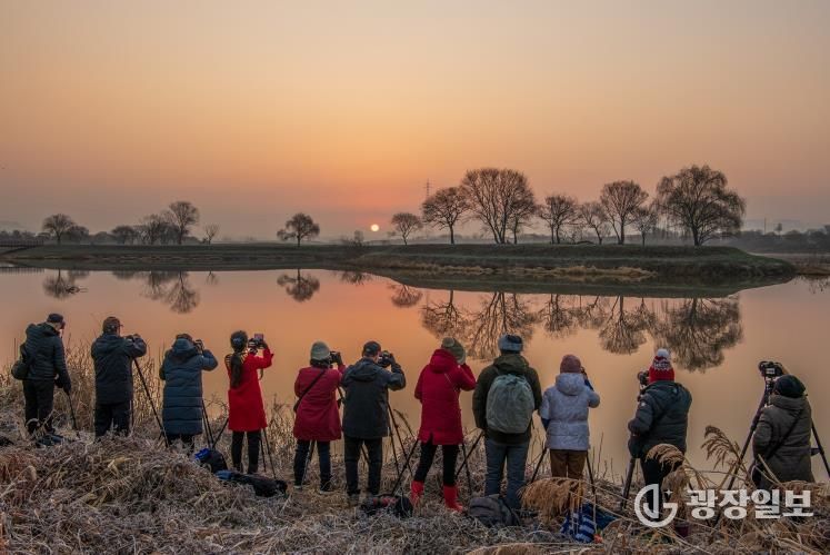 남도풍경연구소 소속 사진작가들이 동섬에서 떠오르는 해를 촬영하고 있는 모습.(사진 제공-나주시)
