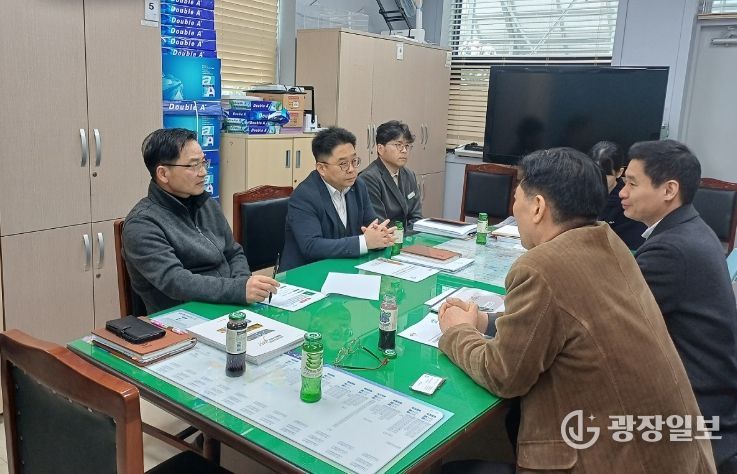 이응우 계룡시장은 25일 청양군 충남사회적경제혁신타운에서 열린 ‘충남 시장․군수협의회’에서 3軍 본부 핵심지역 지원 특별법 제정을 건의했다