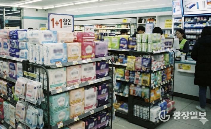 편의점에 진열된 여성 생리용품 (AI 생성 이미지). 부천시는 여성청소년 생리용품 보편지원 사업을 전면 시행할 예정이다.