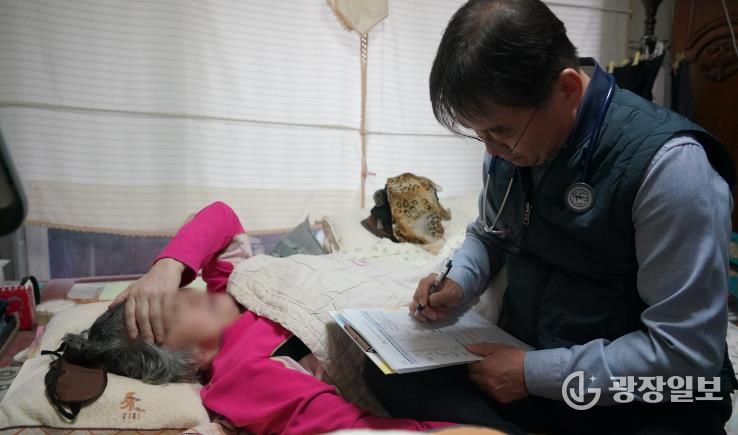 부천시 통합돌봄 재택의료센터 의료진이 한 어르신을 찾아 건강 모니터링을 하고 있다.