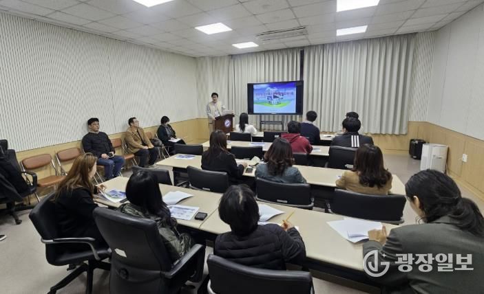 스마트도시 실무자들이 26일 도시정보센터 회의실에서 ‘AI 데이터 플랫폼’ 교육을 듣고 있다.