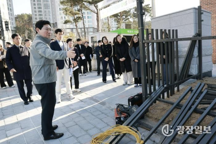 이상일 시장이 26일 용인솔빛초·중통합학교를 찾아 주요 시설을 살피고 있다