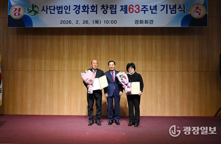 1. 성낙인 군수가 표창장을 받은 분들과 기념촬영을 하고 있다.