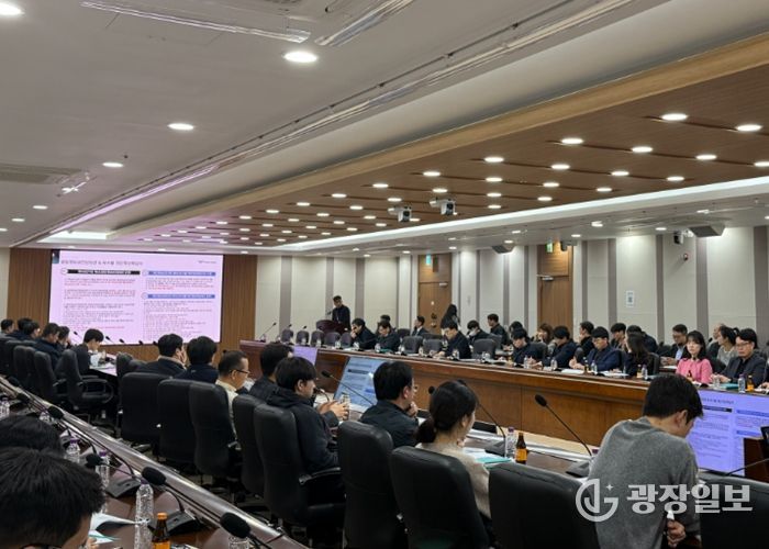 지난 24일 인천국제공항공사 대회의실에서 열린 ‘2026년 전사 정보보안 역량강화를 위한 워크숍’에서 참석자들이 사이버 보안 관련 발표를 듣고 있다.