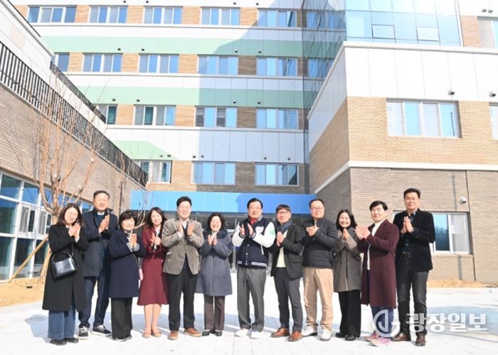 이현재 하남시장이 지난 2월 20일 개교를 앞둔 한홀중학교를 방문해 합동 안전점검을 진행한 후 관계자들과 기념촬영을 하고 있다.