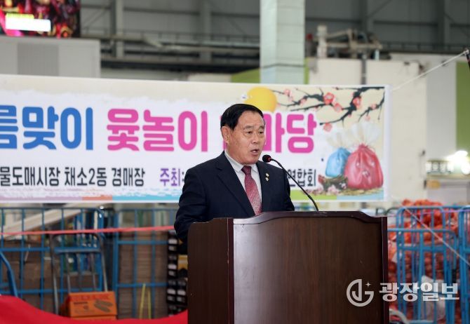 이재식 수원특례시의회 의장이 수원농수산물도매시장 정월대보름 행사에서 인사말을 하고 있다.