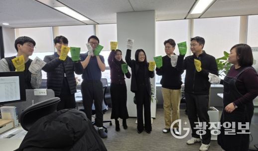 인천항만공사 항만정보화실 직원들의 청렴 메세지(“관행이라는 묵은 ‘때’를 박박 벗겨내야, 진정한 청렴의 ‘때’가 옵니다.”) 인증샷 촬영을 하고 있다. / 사진제공 = 인천항만공사