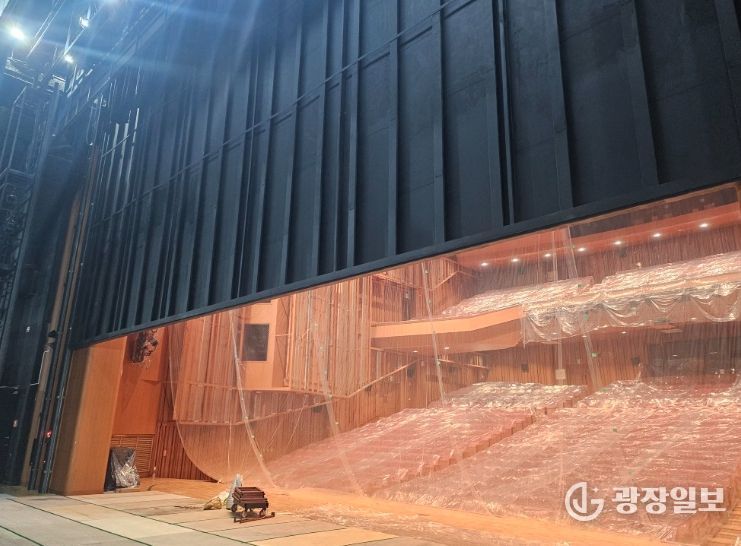 군산예술의전당 대공연장 방화막 전면 교체