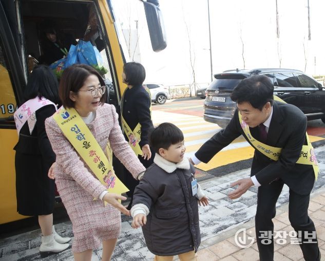 김대중교육감이 유아들을 맞이하고 있다.