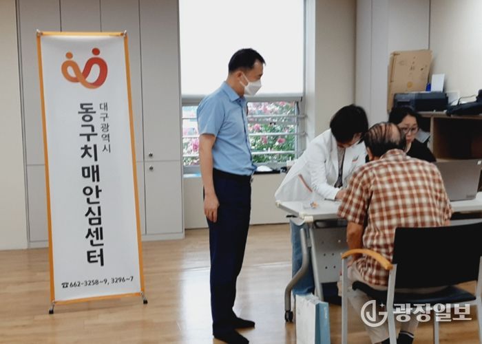 대구 동구보건소는 동 행정복지센터에 방문해 치매를 조기에 검진하는 ‘찾아가는 치매조기검진’을 3월부터 7월까지 시행한다. 작년도 찾아가는 치매검진 사진