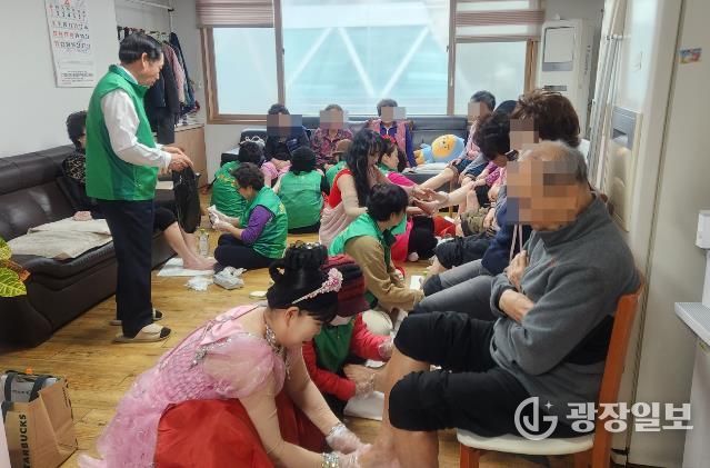 수원시 장안구 송죽동 새마을부녀회, 발마사지 봉사와 음악 공연 선사