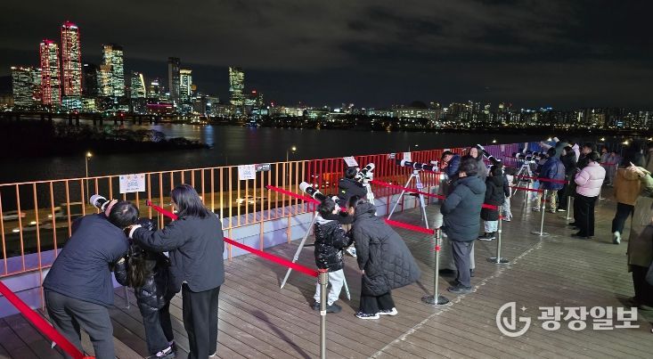 마포365천문대 옥상 천체관측실에서 망원경으로 달을 관측하는 마포구민 가족들