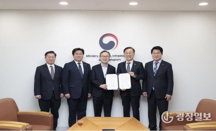 유성훈 금천구청장(사진 가운데)이 박준희 관악구청장(왼쪽 다섯번째), 박승원 광명시장(왼쪽 첫번째), 임병택 시흥시장(왼쪽 두번째)과 함께 김윤덕 국토교통부 장관(왼쪽 네번째)을 만나 ‘신천~신림선 제5차 국가철도망 구축계획 반영 및 조기 추진 촉구 공동건의문’을 전달하고 기념 촬영을 하고 있다.