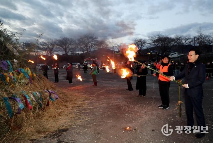 하동군 곳곳 밝힌 정월대보름 달집태우기..군민 안녕과 풍년 기원