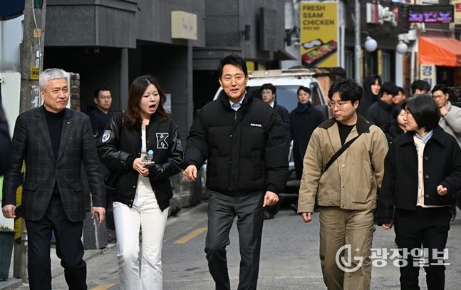 오세훈 서울시장이 9일(월) 오후 동대문구 휘경동 일대에서 청년들과 함께 전·월세 실태와 주거 환경을 점검하고 있다.