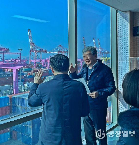 - 인천항만공사 이경규 사장이 선광신컨테이너터미널(주) 정국위 대표이사에게 중동사태 이후 컨테이너 터미널 야드 장치율 현황 등을 듣고 있다.