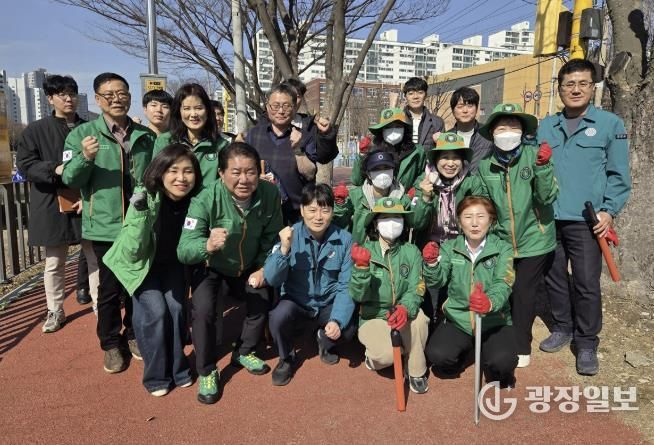 허남석 부시장(맨 앞줄 가운데)이 13일 성포동 일원에서 시 관계자 및 안산시자율방재단과 함께 빗물받이를 점검하고 기념촬영을 하고 있다.