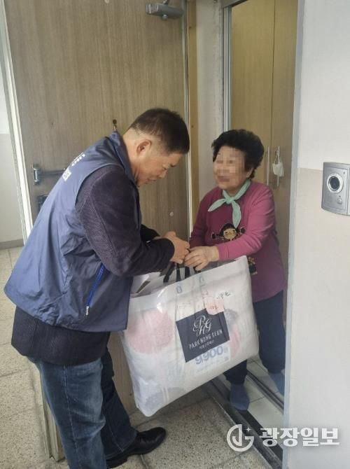 의왕시 부곡동지역사회보장협의체, 저소득 취약계층 대상 ‘포근포근, 행복더함’ 이불·외투 세탁 지원