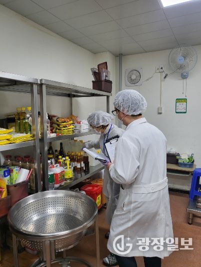 영덕군이 교육지원청과 함께 영덕야성초등학교 급식소 내 식재료 보관 상태를 면밀히 살피고 있다.