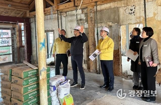 강상구 부시장을 비롯한 나주시 관계자들이 구)금남금융조합개보수 공사 현장 점검을 진행 중인 모습.