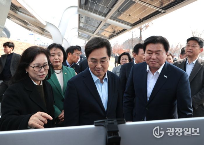 임병택 시흥시장(사진 오른쪽)과 김동연 경기도지사(사진 가운데)가 정왕동 2376번지 시화방조제 자전거길을 찾아 완성된 태양광 시설 설치에 관한 설명을 듣고 있다