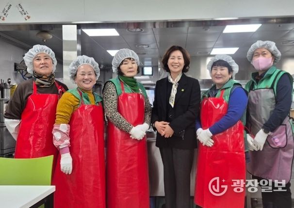 새마을지도자경산시부녀회, 사회복지관 배식 봉사 펼쳐따뜻한 한 끼, 마음의 온기 나누는 배식 봉사