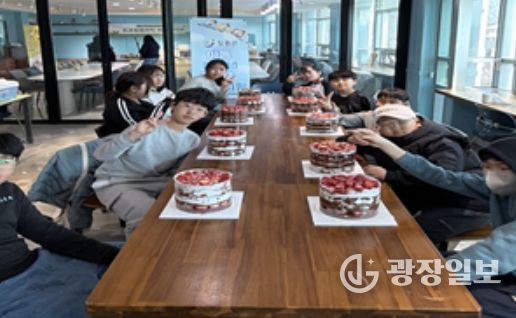 장흥군청소년수련관에서 열린 ‘딸기 케이크 만들기’ 체험에 참여한 청소년들이 각자의 개성을 담아 완성한 케이크를 들고 밝게 웃고 있다