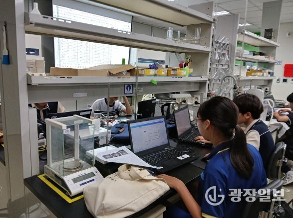 달성군 ''DGIST 과학창의학교' 개강 사진 2(자료사진. 지난해 진행된 화학기초수업 현장.)