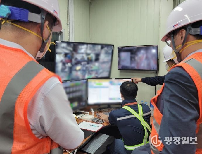 ‘AI솔루션 개발·실증 지원사업’에 참여하는 지역 AI기업 앰버로드 대표 등이 철강제조 기업인 스톨베르그&삼일의 통합관제실에서 공정 운영 현황을 모니터링하고 있다.