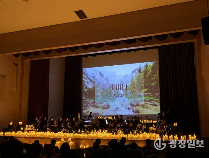 2025년 하모니체스의 캔들라이트 공연 장면