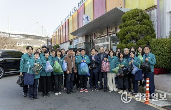 박강수 마포구청장과 간부들이 마포농수산물시장에서 직접 장을 보며 민생경제 회복에 힘을 보탰다.