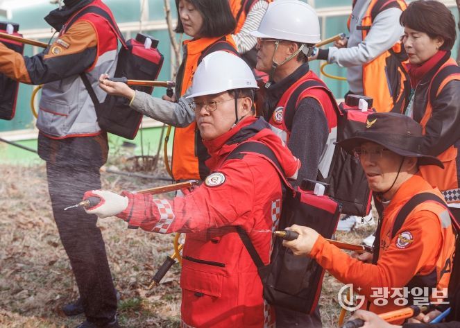 진교훈 서울 강서구청장(가운데)이 25일(수) 개화산 약사사에서 열린 ‘유관기관 합동 산불진압훈련’에서 등짐펌프를 매고 잔불진화작업을 하고 있다.