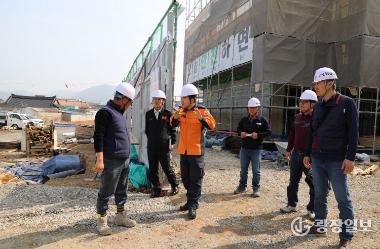 정용인 강진소방서장이 공사현장을 직접 순회하며 임시소방시설 설치 상태와 용접 작업장 불티 비산 방지 조치 여부를 지도·점검하고 있다.