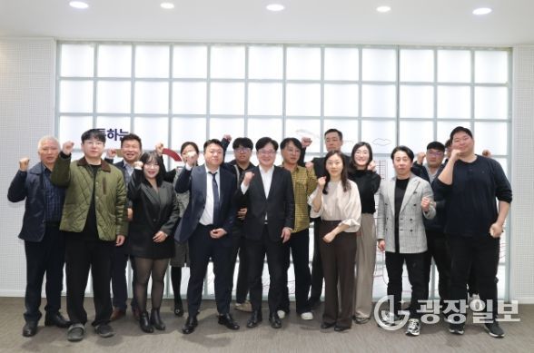 김포시(시장 김병수)가 25일 김포시청 중회의실에서 풍무역세권 등 관내 공동주택 입주예정자협의회와 간담회를 개최했다.