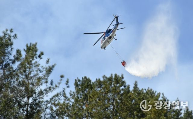 지난 2023년 3월, 화천군청 공무원들이 화천읍 중리 일대에서 발생한 산불 진화를 위해 현장에 투입되고 있다.