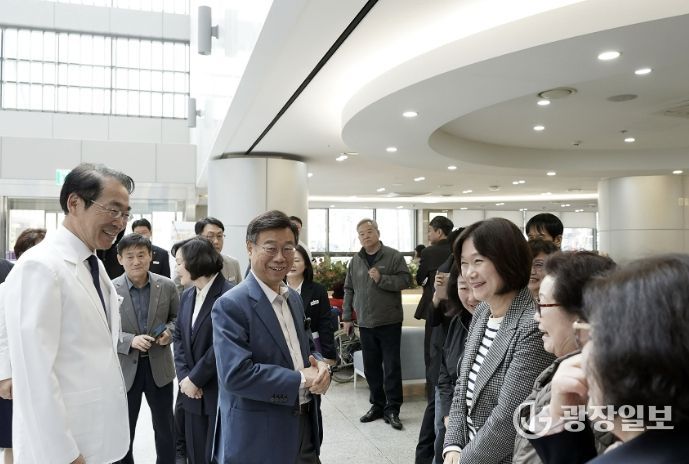 신상진 성남시장이 31일 성남시의료원을 방문해 내방 환자와 가족들을 만나 이야기 나누고 있다.