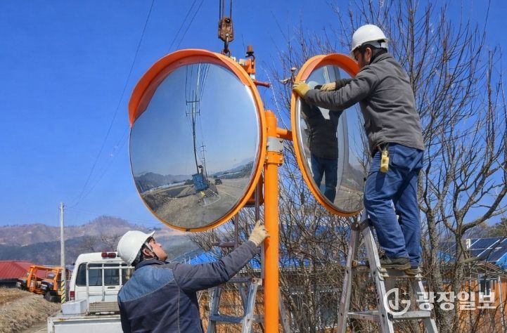 양구군 국토정중앙면 도로반사경 정비...'교통 사각지대' 제로화 박차
