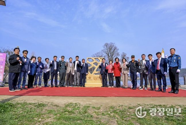 기념비 단체사진