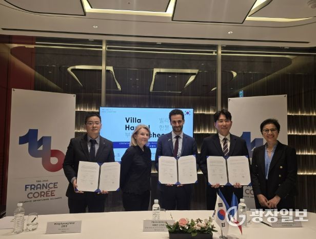 (왼쪽부터)남동경 부시장과 피에르 모르코스 문화참사관, 백종훈 한국만화영상진흥원장이 빌라부천 문화예술레지던시 업무협약서 서명 후 기념 촬영을 하고 있다.