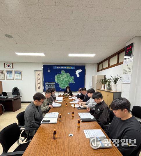 이수현 부군수가 6일 군청 집무실에서 2026년 상반기 지역균형발전사업 추진 상황 점검 회의를 주재하고 있다.