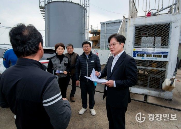 김병수 김포시장이 최근 불안정한 중동 정세 장기화로 인한 글로벌 공급망 위기에 선제적 대응으로 6일 대명항 어선 유류 공급장, 신김포농협 영농자재지원센터, 종량제봉투 공급처 등을 찾아 현장행정을 실시했다.