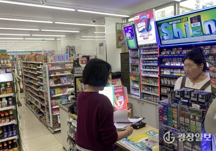 고흥군, 종량제봉투 선제적 대응으로 122만 매 추가 제작 배부 (1) - 종량제봉투 판매소를 방문해 판매가격 표시 및 준수 여부를 확인하고, 사재기 및 부당 판매 행위가 없는지 점검하고 있다.