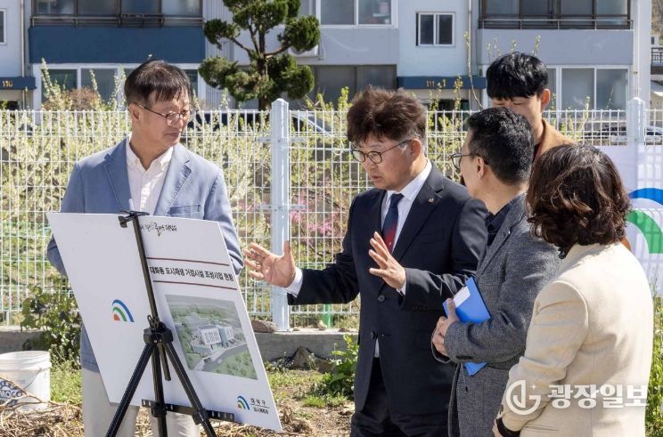 최충규 대덕구청장과 대덕구 공무원들이 7일 대화동 도시재생 거점시설 조성사업 대상지를 방문해 현장점검을 진행하고 있다.
