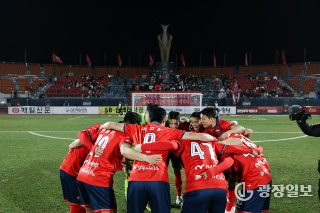 3월 17일 광주전 홈경기에서 김천상무 선수들이 경기 전 이야기를 하고 있다.