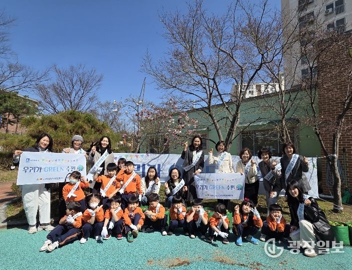 수원시어린이집연합회 국공립분과와 수원시 관계자, 영유아 등이 환경캠페인을 전개하고 있다.