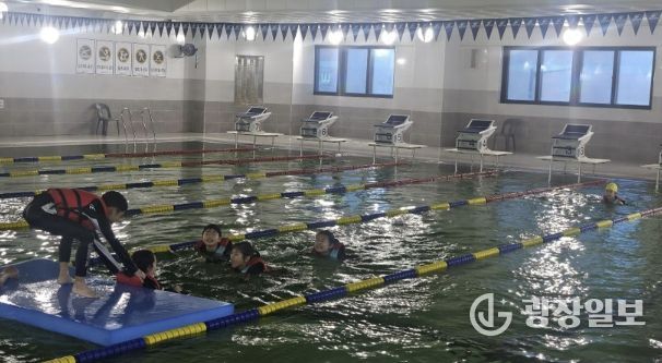 프로그램 참여 아동들이 구명조끼와 대형매트를 이용해 부력체험을 하고 있다.