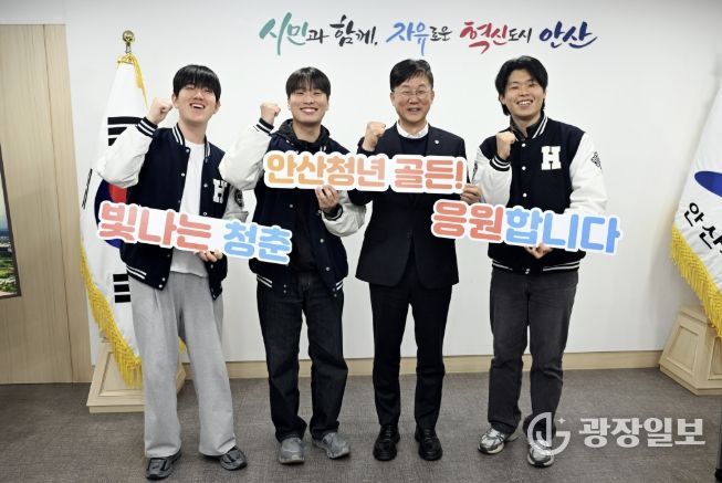 이민근 안산시장(사진 오른쪽 두번째)이 9일 안산시청에서 한양대학교 ERICA 학생들과 청년 유출 문제를 주제로 간담회를 진행하고 기념촬영을 하고 있다.